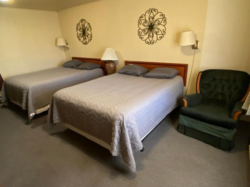 Deluxe Queen Room with Two Queen Beds interior